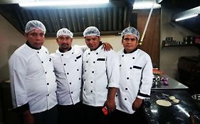 Palm Hotel Mainpuri 3*